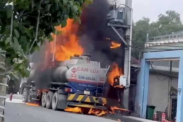 Cháy xe bồn chở xăng dầu ở TPHCM